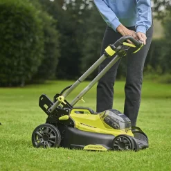 RYOBI PLÆNEKLIPPER AKKU 18V MED BATTERI OG LADER